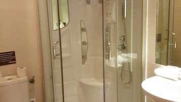 Habitación con 1 cama doble o 2 individuales | Baño | Artículos de higiene personal gratuitos, secador de pelo y toallas