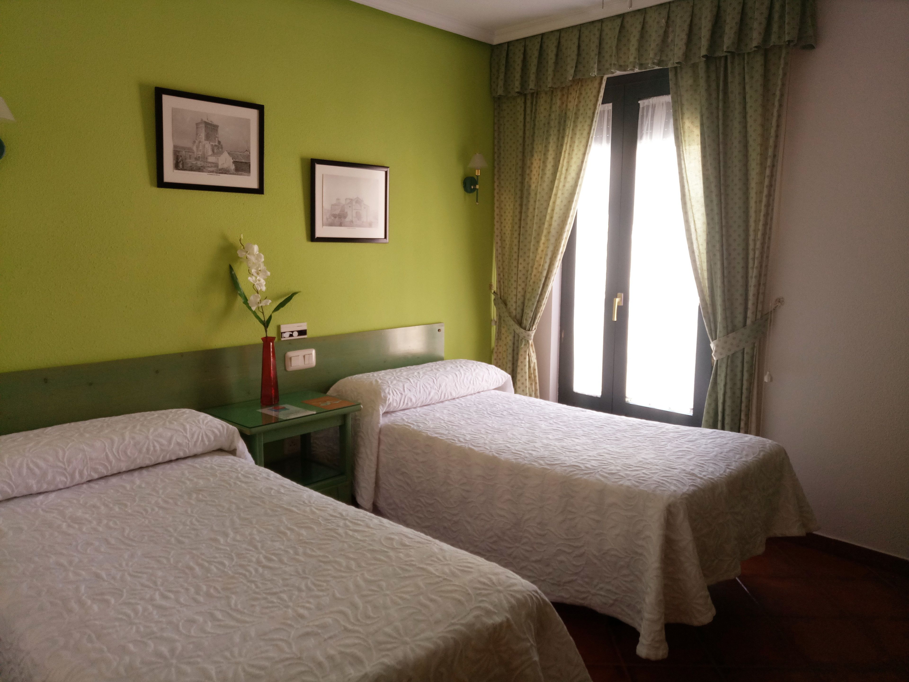 Kahden hengen huone (yksi tai kaksi sänkyä) | Pimennysverhot, lisävuoteet, ilmainen Wi-Fi, vuodevaatteet