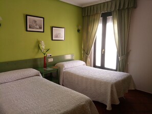 Habitació doble o amb dos llits individuals | Cortines opaques, llits addicionals, wifi gratuïta i roba de llit