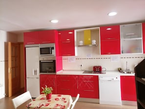 Fridge, microwave - Hostal Don Diego (Ávila)