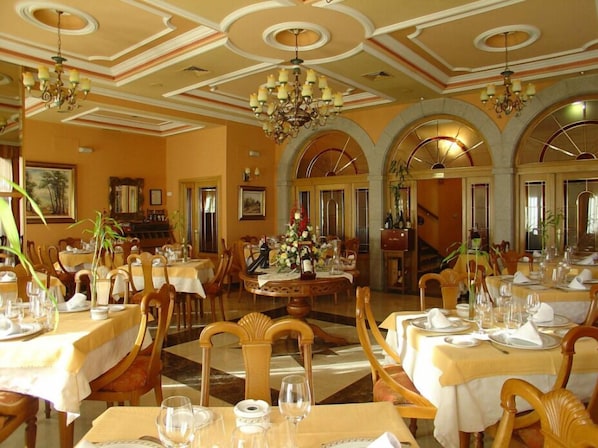 Breakfast, lunch, dinner served; local cuisine