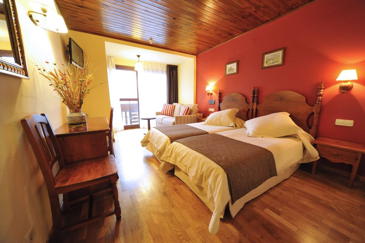 Comfort Double Room | Peti besi dalam bilik, meja, Wi-fi percuma 