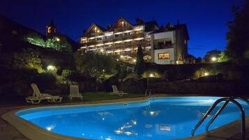 Indoor pool, outdoor pool, sun loungers