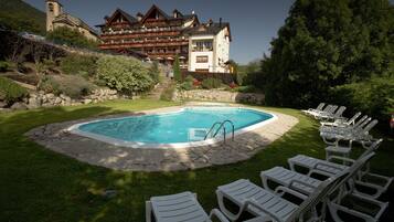 Piscine couverte, piscine extérieure, chaises longues