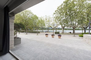 A spacious outdoor area with a view of a lake and trees. - Hotel Mirallac (Banyoles)
