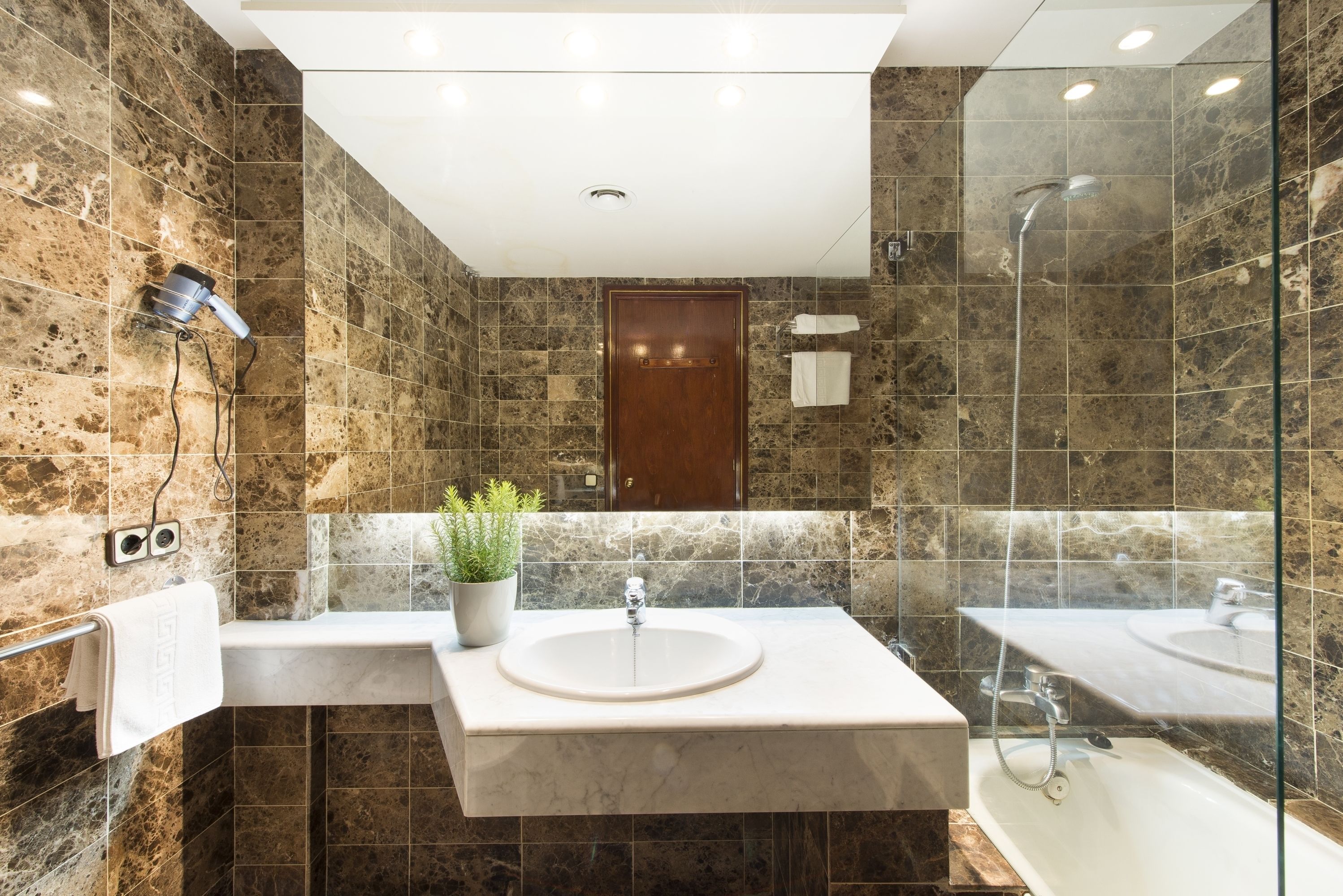 Articles de toilette gratuits, sèche-cheveux, serviettes fournies