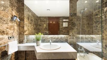Articles de toilette gratuits, sĂšche-cheveux, serviettes fournies