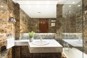 Free toiletries, hair dryer, towels - Hotel Mirallac (Banyoles)