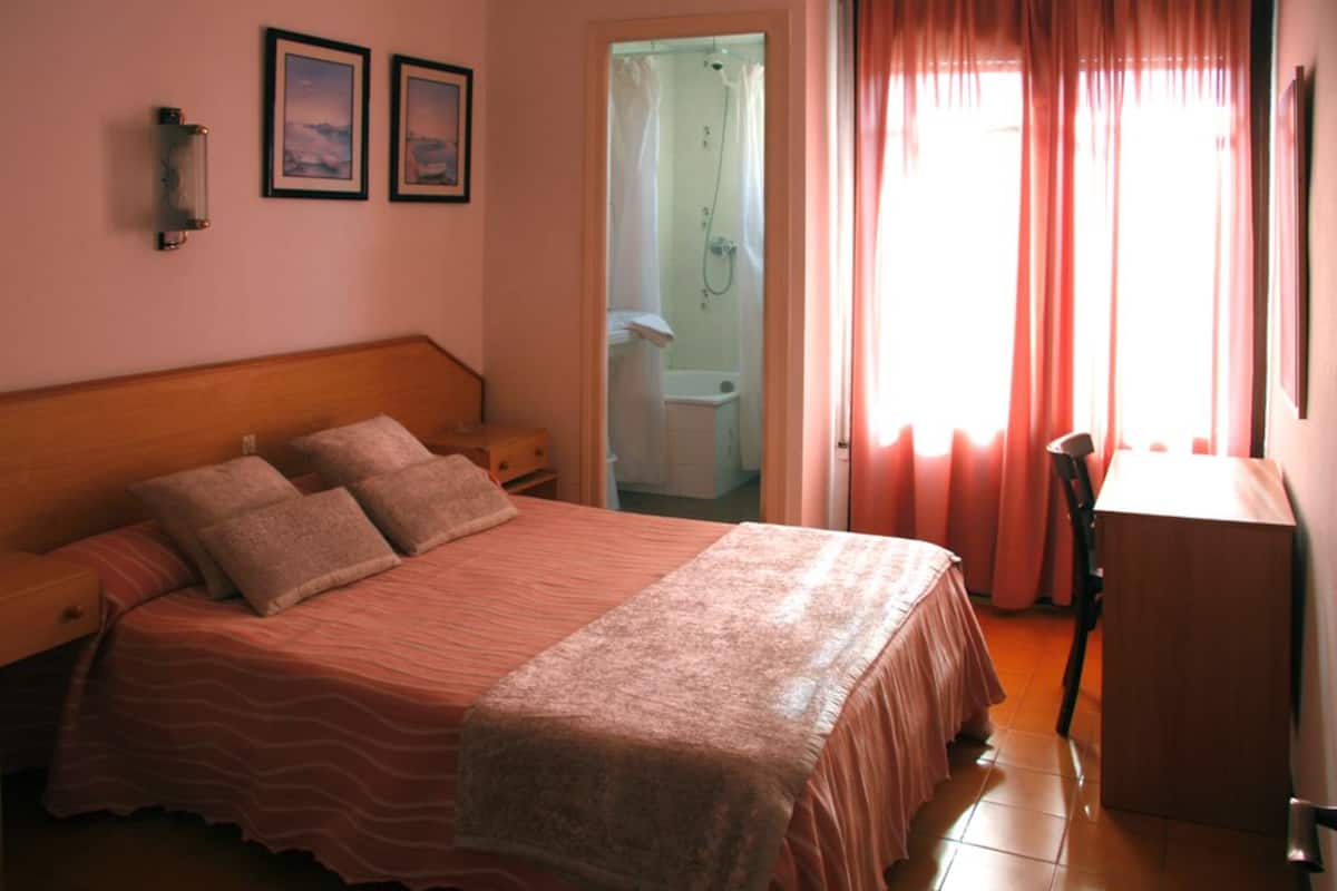 Soundproofing, free WiFi, bed sheets