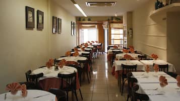 Daily continental breakfast (EUR 6 per person)