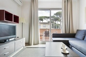 Apartamento superior, 1 habitación | Zona de estar | Televisión de pantalla plana de 27 pulgadas con canales por satélite