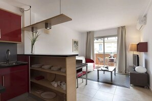 Apartamento estándar, 1 habitación | Zona de estar | Televisión de pantalla plana de 27 pulgadas con canales por satélite
