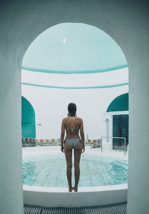 Tina de hidromasaje, baño de vapor y aguas termales