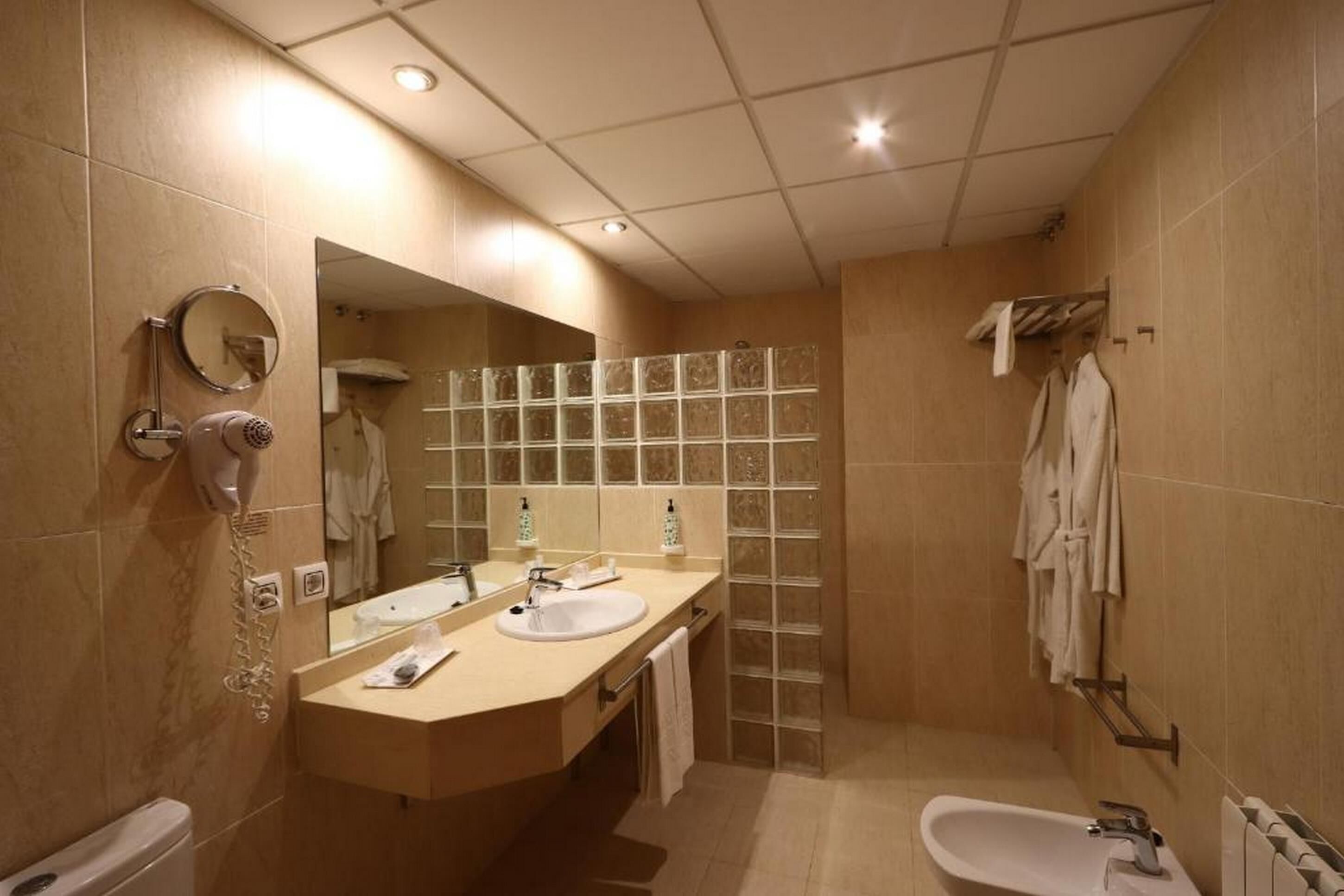 shower, free toiletries, hair dryer, bathrobes