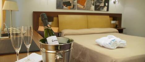Minibar, in-room safe, desk, WiFi (free)