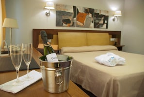 Minibar, in-room safe, desk, free WiFi - El Salugral Termal Resort (Hervas)