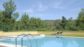 Una piscina al aire libre