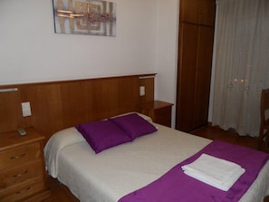 Escritorio, cortinas blackout y wifi gratis 