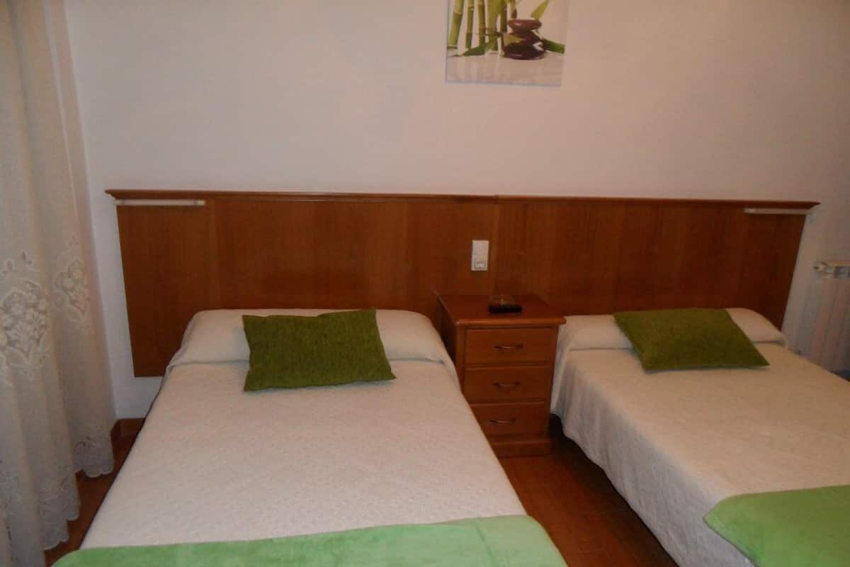Habitación con 2 camas individuales | Escritorio, cortinas opacas, wifi gratis