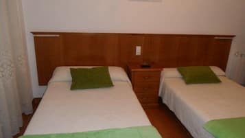 Chambre avec lits jumeaux | Bureau, rideaux occultants, Wi-Fi gratuit