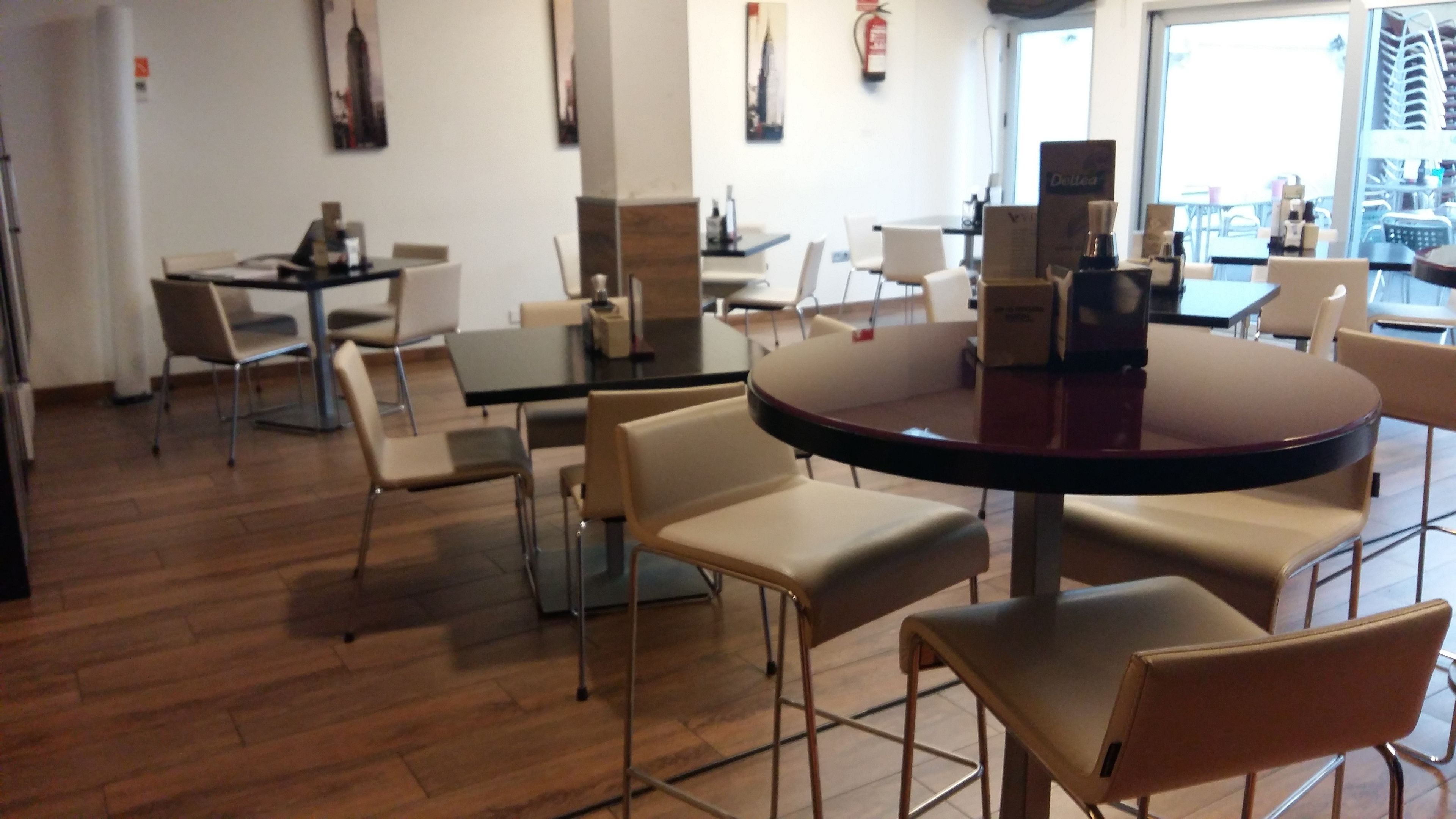 Une salle de conférence moderne, dotée d’une table ronde et de plusieurs chaises.