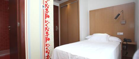 Quarto solteiro | Cofres nos quartos, escrivaninha, cortinas blackout