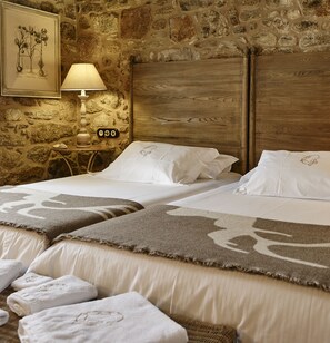 Egyptian cotton sheets, premium bedding, down comforters - Hotel Rústico Lugar Do Cotariño (Camarinas)