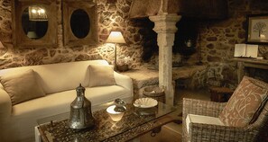 Lobby sitting area - Hotel Rústico Lugar Do Cotariño (Camarinas)