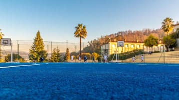 Una piscina al aire libre de temporada, sombrillas