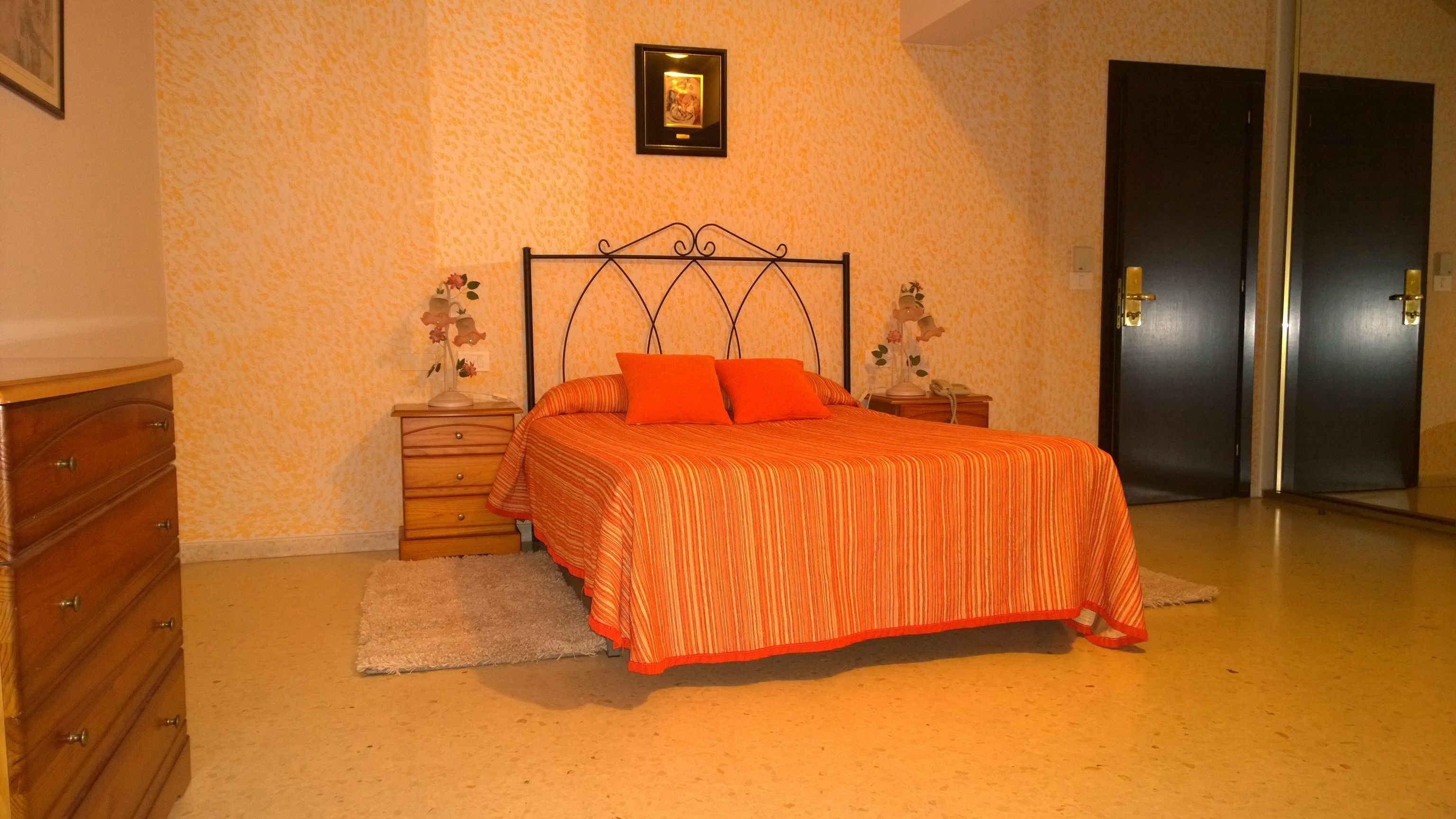 Habitación individual | Caja fuerte, escritorio, cortinas opacas y cunas gratuitas