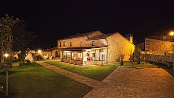 Fachada del alojamiento - Noche