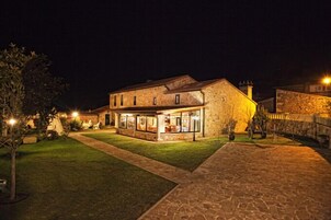 Fachada de la propiedad por la tarde o noche