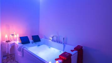 Suíte estúdio luxo, 1 quarto, banheira de hidromassagem | 1 quarto, roupas de cama de algodão egípcio, roupas de cama premium