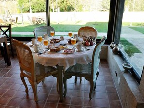 Tägliches inbegriffenes kontinentales Frühstück