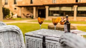 Se sirven desayunos, comidas, cenas y cocina local con vista al jardín