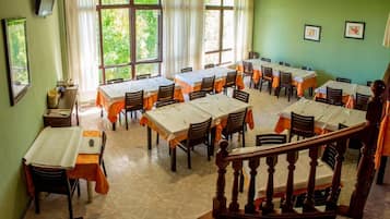 Breakfast, lunch and dinner served