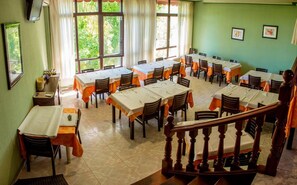 Petit déjeuner, déjeuner et dîner servis sur place