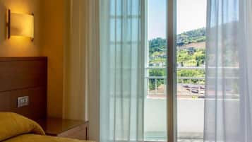 Desk, free cribs/infant beds, free WiFi