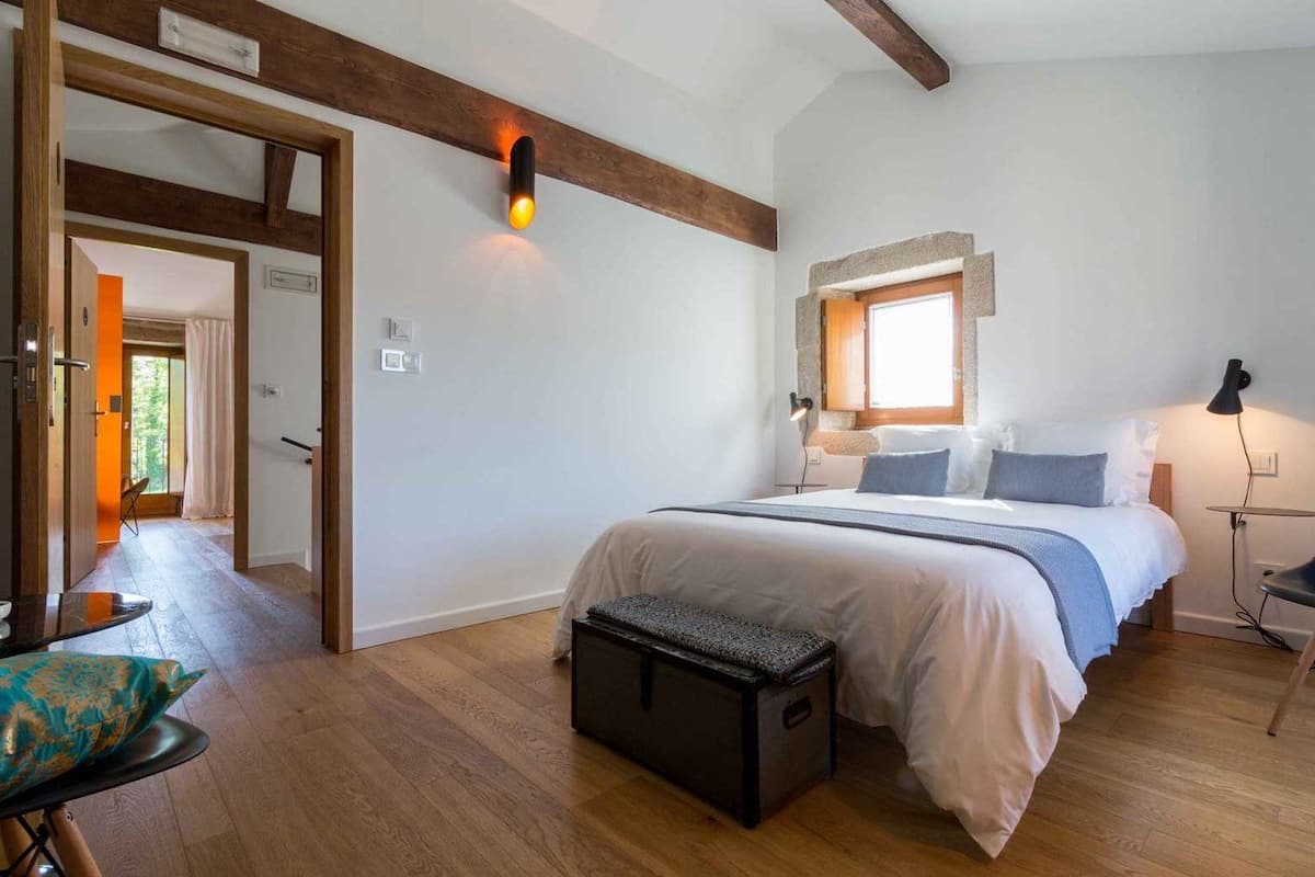 Kamer, 1 twee- of 2 eenpersoonsbedden | Individueel gedecoreerd, individueel gemeubileerd, een bureau