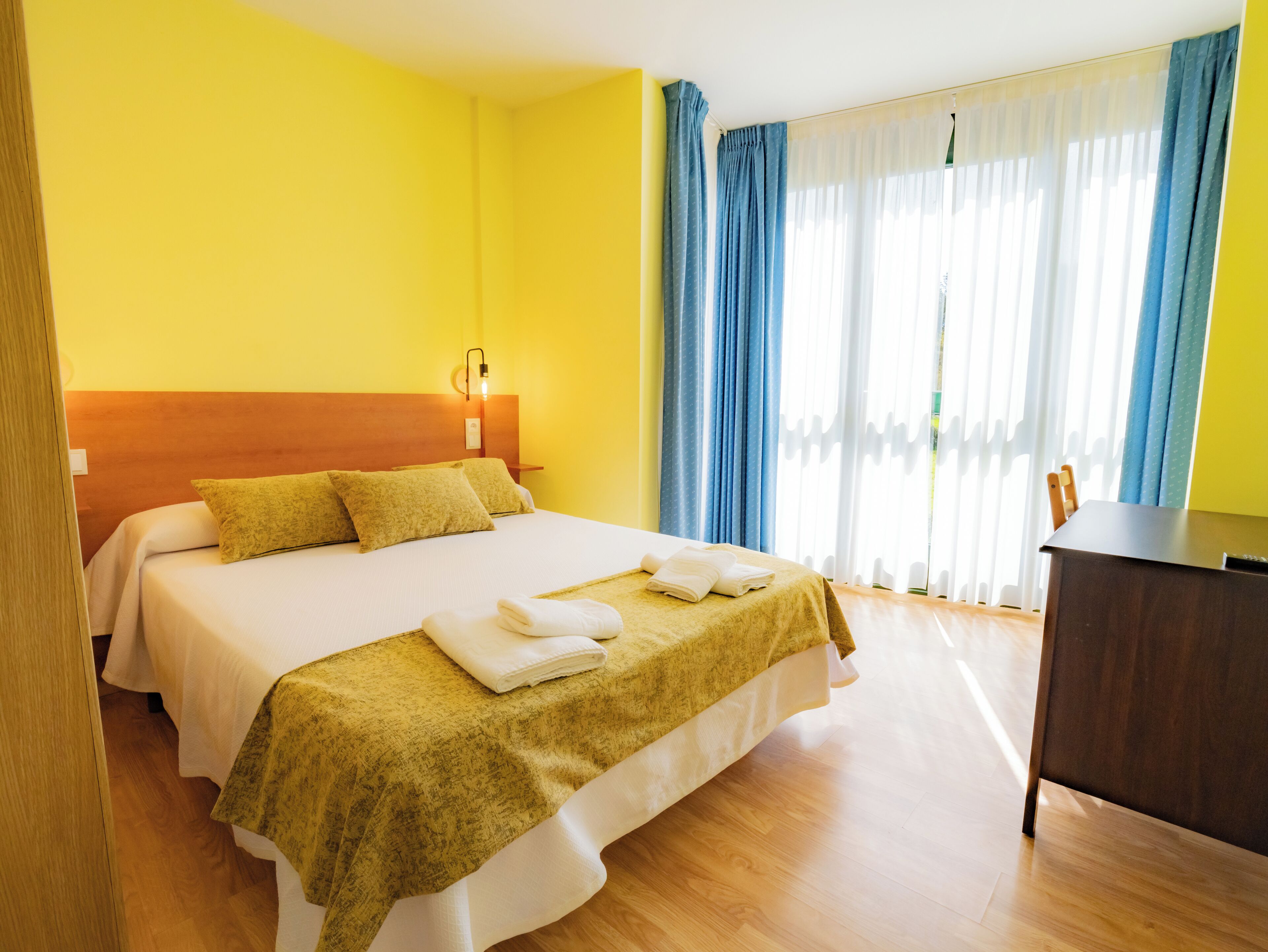 Tweepersoonskamer, voor 1 persoon, 1 tweepersoonsbed | Een minibar, een bureau, geluiddichte muren, gratis babybedden