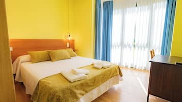 Tweepersoonskamer, voor 1 persoon, 1 tweepersoonsbed | Een minibar, een bureau, geluiddichte muren, gratis babybedden