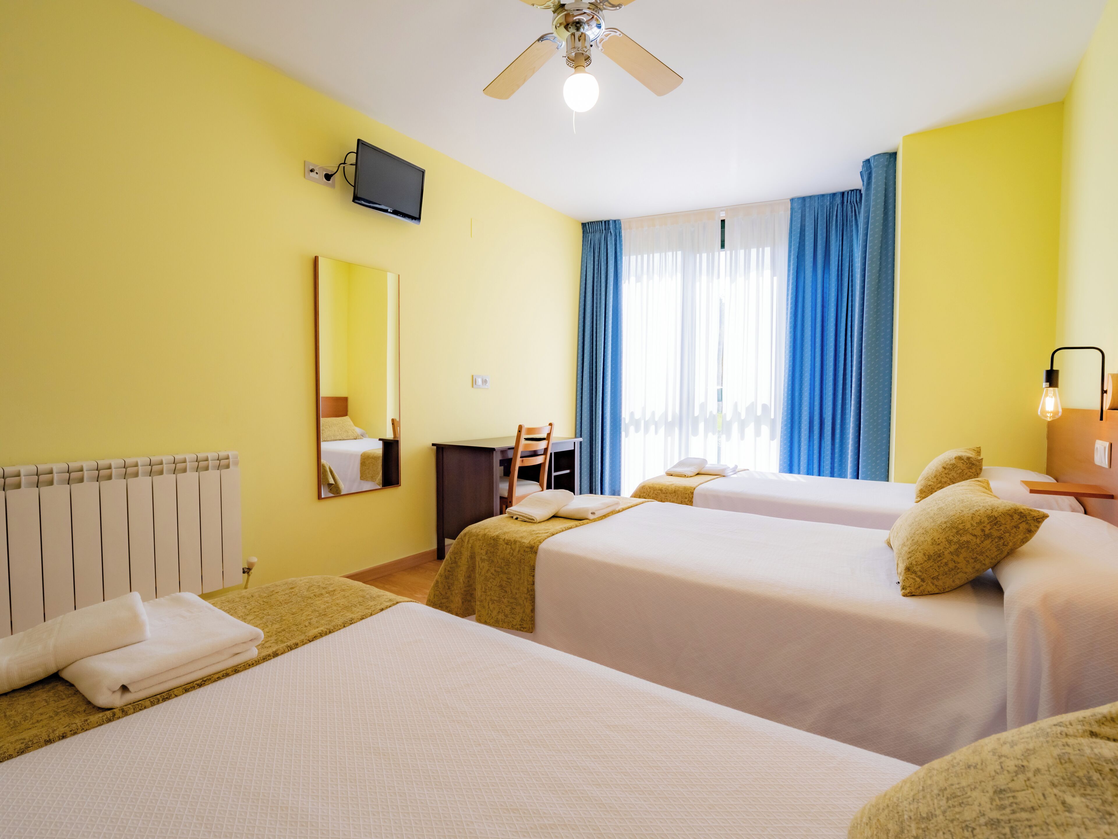 Phòng 3, 3 giường đơn | Minibar, bàn, phòng cách âm, nôi (giường cho trẻ sơ sinh) miễn phí 