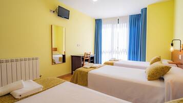 Minibar, bureau, chambres insonorisées, lits bébé (gratuits)