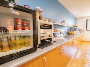 Petit déjeuner buffet (9 EUR par personne)