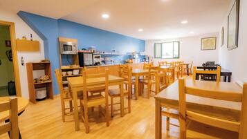 Petit déjeuner buffet (9 EUR par personne)