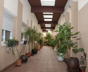 Chambre double ou avec lits jumeaux | Coffre-fort, rideaux d’obscurcissement, fer et planche à repasser