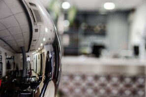 Detalhe da lateral de um veículo, com fundo desfocado que sugere um ambiente interno.