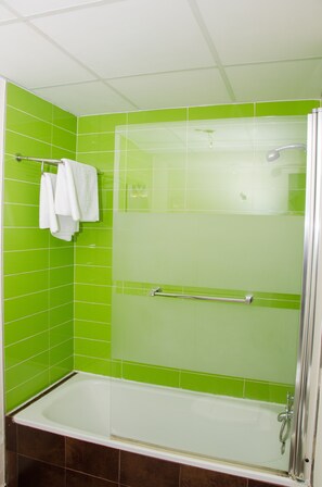Quarto casal ou duplo | Banheiro | Banheira, secador de cabelo, toalhas de banho 