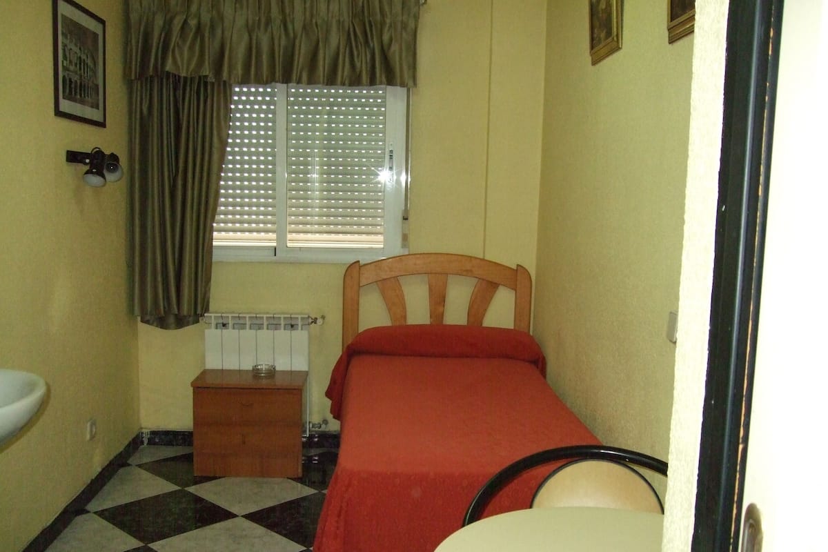 Escritorio, cortinas blackout y wifi gratis