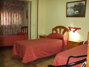 1 cama en un dormitorio compartido de 3 personas | Escritorio, cortinas blackout y wifi gratis